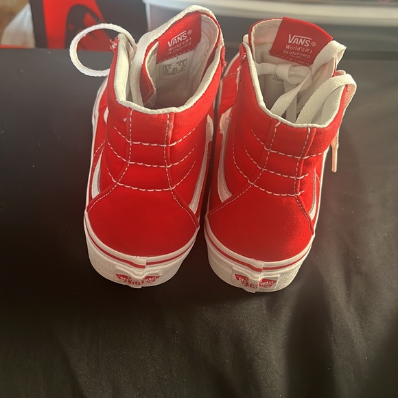 Red vans - Picture 2 of 3